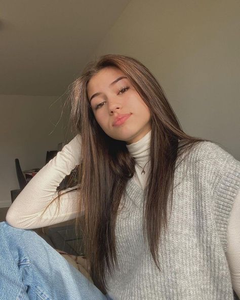 Ava Rose Beaune, Rosé Icons Aesthetic, Pretty Brunette, Rose Hair, Instagram Photo Inspiration, Instagram Girls, Beauty Trends, Big Deal, Brown Hair