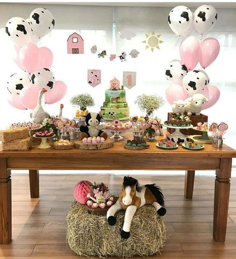 Farm Themed table set up Farmyard Party, Girls Farm Birthday, Cow Birthday Parties, Barnyard Birthday Party, Cow Baby Showers, Farm Theme Birthday, Farm Baby Shower, Farm Animals Birthday Party