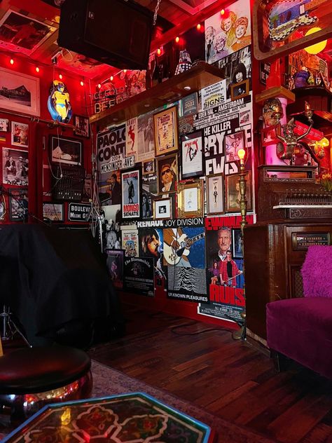 Rock N Roll Kitchen, Rock N Roll House Decor, Garage Band Setup, Rock Venue Aesthetic, Rock And Roll House Interior Design, 70s Rock N Roll Aesthetic, Rock Club Aesthetic, Rock And Roll Apartment, Rock N Roll Interior Design