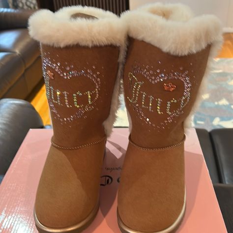 Cute Boots With Fake Fur And Beautiful Bows On The Back Color Chestnut Leo Core, Bear Boots, Couture Boots, Juicy Couture Boots, Juicy Couture Shoes, Snow Princess, Vintage Tee Shirts, Couture Shoes, 2000s Fashion Outfits