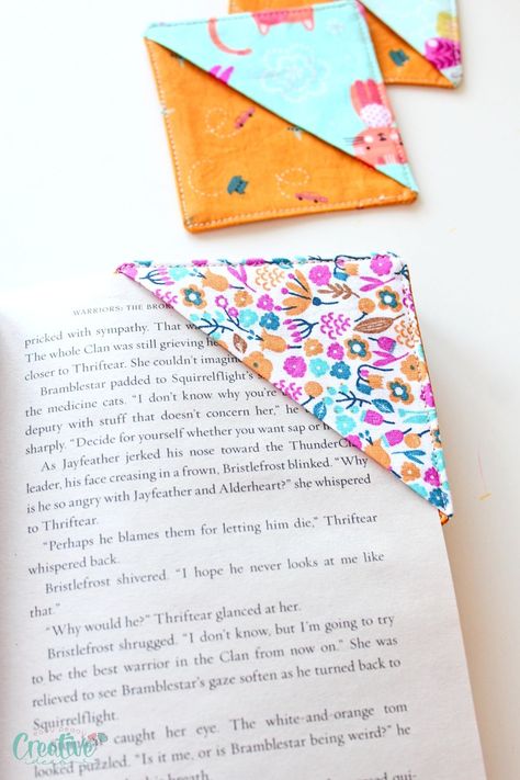 Sewing Bookmark Pattern, Sew Corner Bookmark, Sewed Book Mark, Diy Bookmark Corner, Corner Bookmark Sewing Pattern, Corner Bookmarks Fabric, Fabric Book Markers, Book Corner Bookmarks, Sewing Projects For Book Lovers