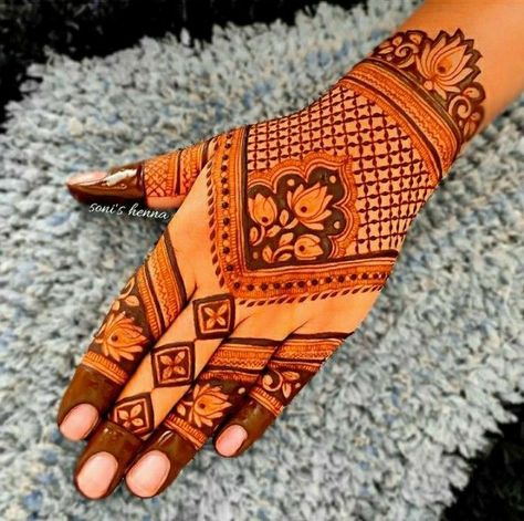 Mehendi Designs Front Hands, Bharva Mehndi Designs, Sider Mehndi Design, Back Side Mehendi Design, Simple Back Hand Mehndi Designs, Hand Mehendi, Simple Mehendi, Legs Mehndi Design, Mehndi Designs Bridal Hands