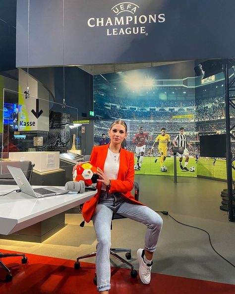 Marketing Manager Outfit Woman, Sports Job Outfit, Football Journalist, Sports Announcer, News Caster Outfit, Sports Marketing Job Aesthetic, Female Coach Outfits, Sport Journalist, Sport Marketing