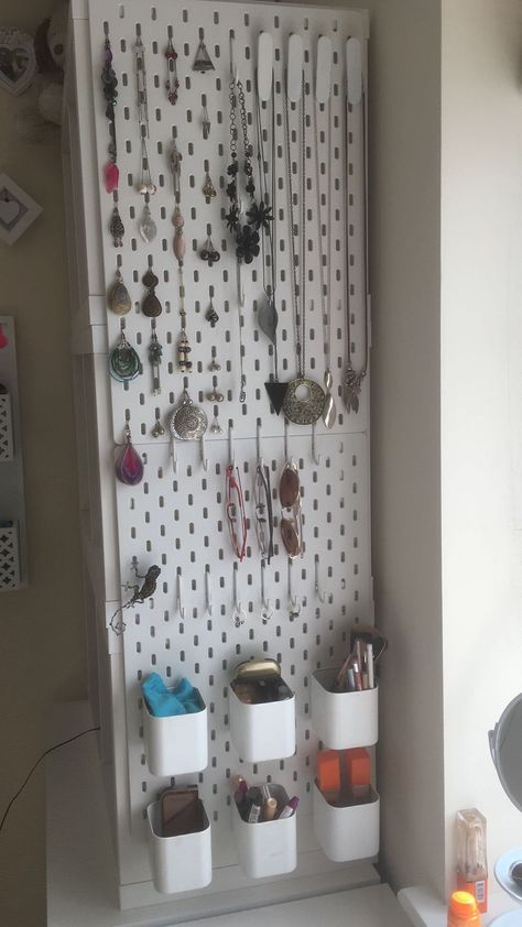 Peg board for jewellery and make up organisation Bracelet Peg Board, Peg Board Jewelry Organizer, Makeup Area In Bedroom, Mew House, Bathroom Declutter, Skådis Ikea, Jewelry Storage Wall, Declutter Bathroom, Jewellery Organisation