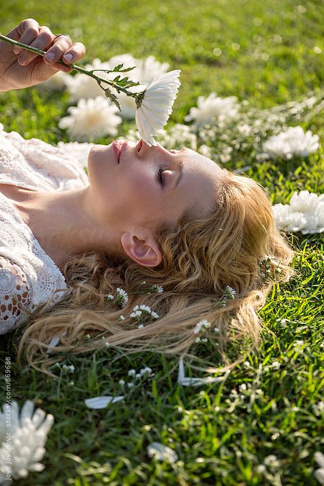 A beleza no feminino usufruindo da beleza da natureza! Mode Poses, Woman Laying, Smelling Flowers, Mode Editorials, Flower Photoshoot, Shotting Photo, Photographie Portrait Inspiration, Idee Cosplay, Photography Poses Women