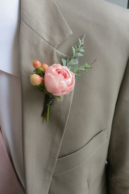 How to Pin a Boutonniere, including video. By Pollen pollenfloraldesign.com Pink Boutonniere, Groomsmen Boutonniere, Corsage Prom, Floral Design Studio, Prom Flowers, Wedding Ceremony Flowers, Eco Friendly Wedding, Boutonniere Wedding, Ceremony Flowers