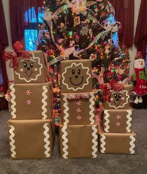 Unique Gift Wrapping Christmas, Christmas Gift Themes, Christmas Wrapping Diy, Gingerbread Family, Gingerbread Gifts, Christmas Presents For Kids, Xmas Gift Wrap, Gingerbread Christmas Decor, Christmas Props