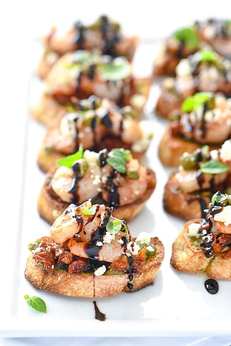 Meditrain Diet, Brushetta Appetizers, Bruchetta Appetizers, Shrimp Bruschetta, Bruschetta Recipes, Poached Shrimp, Easy Bruschetta Recipe, Bruschetta Bar, Easy Bruschetta