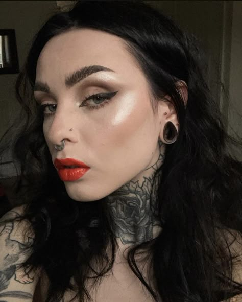 Women With Stretched Ears, Ear Stretching Aesthetic, Stretched Ears Aesthetic, Beown Hair, Eat Piercings, Girls With Stretched Ears, Hip Chain, Make Up Natural, Makeup Challenges