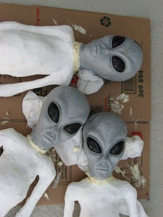 Indoor Halloween Decor Ideas, Halloween Yard Displays, Indoor Halloween Decor, Halloween Maze, Halloween Themes Decorations, Alien Party, Alien Halloween, Days Until Halloween, Halloween Props Diy