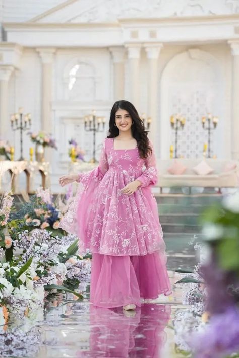 Birthday Dresses Traditional, Fairwell Dress Ideas, Dress Styles Women, Modern Lehenga Designs, Modern Lehenga, Hijab Photo, Desi Attire, Simple Dress Casual, Designs Dress