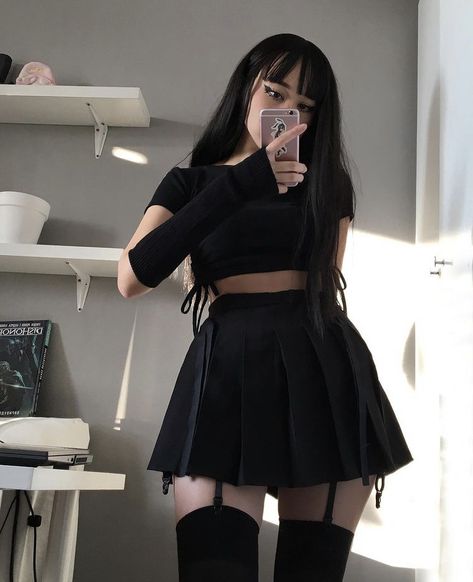 1950s Fashion Women, Punk Woman, Tennis Skirt Outfit, Dark Dress, Pretty Skirts, Seductive Clothes, Alternative Outfits, Fall Fashion Outfits, Edgy Outfits