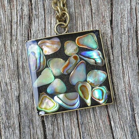 Resin Pendant Tutorial, Shell Jewellery, Metal Pendants, Resin Jewelry Diy, Pendant Tutorial, Resin Jewelry Making, Resin Design, Seashell Jewelry, Jewelry Resin