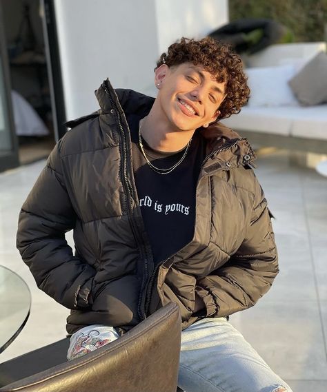 Julian Barboza, Funny Love Pictures, Cute Boy Photo, Boys With Curly Hair, Muslim Fashion Outfits, Cute Baby Pictures, Short Curly Hair, Muslim Fashion, Looks Style