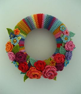 Ravelry: Designs by Lucy of Attic24 Crochet Wreath Pattern, Crochet Wreath, Colorful Wreath, Rose Wreath, Wreath Tutorial, Crochet Rose, Crochet Flower Patterns, Wreath Crafts, Love Crochet