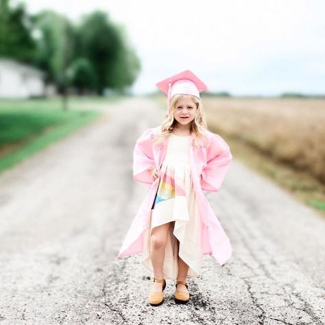 Prek Photoshoot Ideas, Preschool Graduation Dress, Girl Kindergarten Graduation, Graduation Kindergarten Photography, Kindergarten Grad Photoshoot, K5 Graduation Pictures, Prek Cap And Gown Pictures, Kindergarten Graduate Photoshoot, Preschool Cap And Gown Pictures