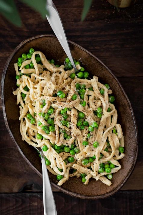 Flavorful pea pasta made with homemade pasta, lots of garlic, and fresh or frozen peas. A perfect, savory dinner for the family. Pasta With Cream Sauce, Peas And Pasta, Asparagus Flatbread, Peas Pasta, Pea Pasta, Fresh Peas, Cream Sauce Pasta, Pasta With Peas, Spring Pasta