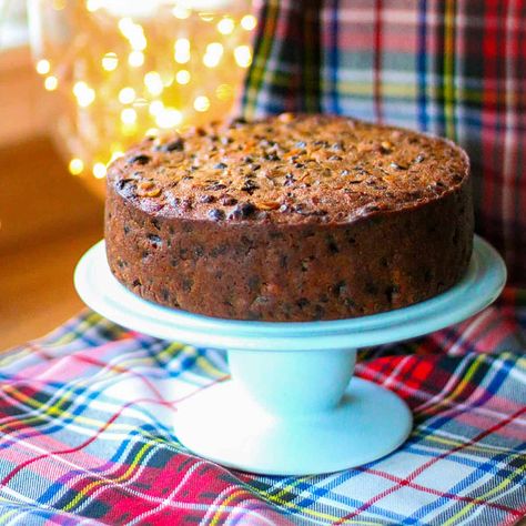 Easy Traditional English Christmas Cake Recipe English Christmas Cake Recipe, Xmas Cake Recipes, Traditional English Christmas, Best Christmas Cake, Best Christmas Cake Recipe, Easy Christmas Cake, English Cake, Traditional Christmas Cake, Christmas Cake Recipe