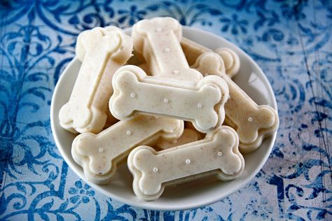 Yogurt Dog Treats, Summer Dog Treats, Recipe Apple Pie, Homemade Dog Cookies, Puppy Ideas, Frozen Dog Treats, Dog Biscuit Recipes, Frozen Dog, Dog Treats Homemade Recipes