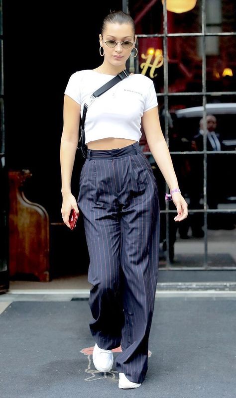 Celeberty Outfits, Bella Hadid Summer Outfits, Street Style Inspiration Casual, Bella Hadid Casual Outfits, Fashion With Sneakers, Celebrity Summer Outfits, Dress Sneakers Outfit, Pinstripe Outfit, Summer To Fall Transition Outfits