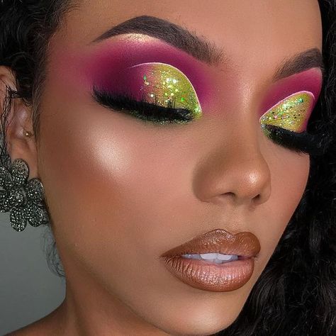 Maquillage Yeux Cut Crease, Drag Make-up, Bold Eye Makeup, Carnival Makeup, Green Makeup, Eye Makeup Designs, Colorful Eye Makeup, Makeup Eye Looks, Bold Makeup