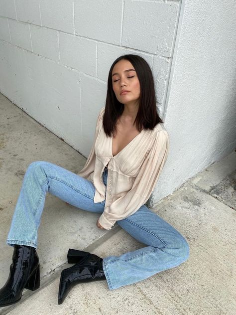 158fc2ddd52ec2cf54d3c161f2dd6517desc40457077ri Outfit Inspo Green, Green Shirt Outfits, Jeans Heels Outfit, Outfits Jeans, Jeans Outfit Women, Denim On Denim, Kick Flare Jeans, Green Heels, Heels Outfits