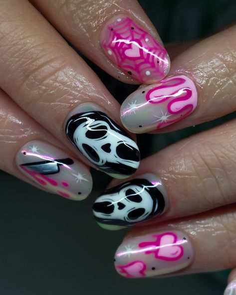 Short nail design with pink Halloween details and Scream mask Girly Scream Nails, Halloween Nails Scream Pink, Ghostface Inspired Nails, Girly Halloween Nails Short, Scream Nail Ideas, Ghostface Nail Designs, Pink Ghost Face Nails, Short Pink And Black Nails, Scream Movie Nails