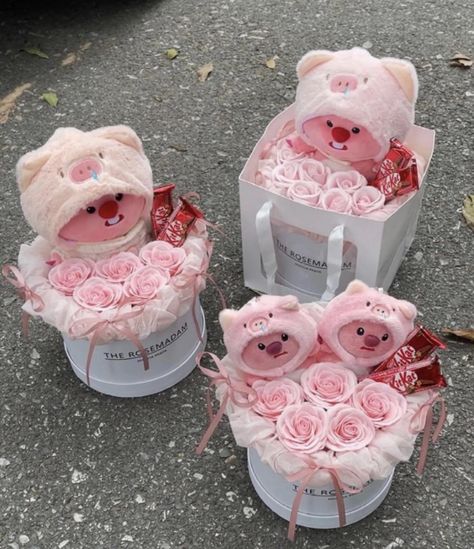 Congratulations Gift Ideas, Doll Bouquet, Balloon Bouquet Diy, Bucket Ideas, Diy Bouquet Wrap, Luxury Flower Bouquets, Diy Ribbon Flowers, Cute Gifts For Friends, Flower Gift Ideas