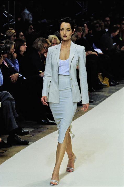 Outfit Inspirations Edgy, Edgy Feminine, 90s 2000s Fashion, Business Clothing, Rich Style, High Fashion Runway, 2000 Fashion, 90s Supermodels, Money Life