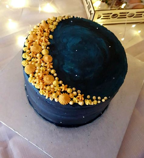 Moon Cake Designs Birthday, Crescent Moon Cake Design, Moon Phase Cake, Eclipse Cake Ideas, Solar Eclipse Cake, Ramadan Cake Design, Eid Cake Design, Moon Cake Ideas, Moon Themed Cake