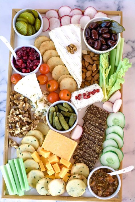 How to Make a Keto Vegetarian Cheese Board - Keto & Low Carb Vegetarian Recipes Cheese Platter Ideas Vegetarian, Vegetarian Cheese Board Ideas, Cheese Board Vegetarian, Vegetarian Cheese Board, Vegetarian Charcuterie, Vegetarian Buffet, Graze Board, Vegetarian Party Food, Steak Breakfast