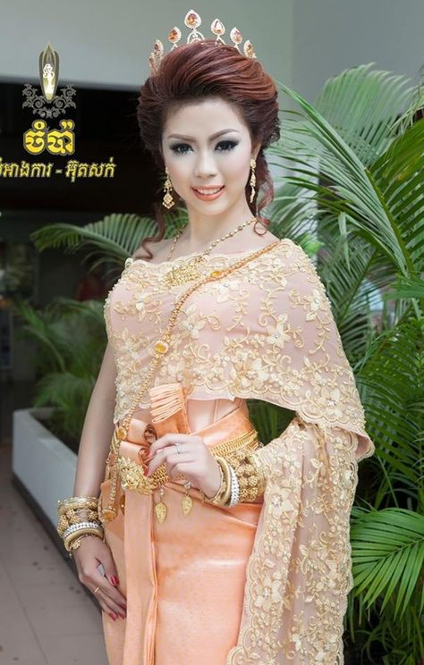 khmer wedding costume Thai Clothes, Thai Dress, Khmer Wedding, Wedding Costumes, Angkor, Traditional Outfits, Saree, Dresses, How To Wear