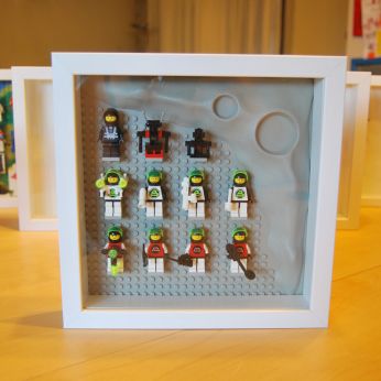 Blacktron vs M:Tron - Lego Minifigure Display Diy Lego Wall, Diy Display Case, Lego Bathroom, Lego Puzzle, Lego Wall Art, Lego Diy Crafts, Lego Minifigure Display, Lego Hacks, Minifigure Display