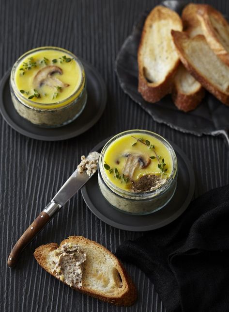 Mushroom and Thyme Pâté Vegan Pate Recipes, Foraged Food Recipes, Veggie Pate, Mushroom Pate Recipe, Mushroom Starter, Rillettes Recipe, Tapas Ideas, Mushroom Pate, How To Decorate Cakes