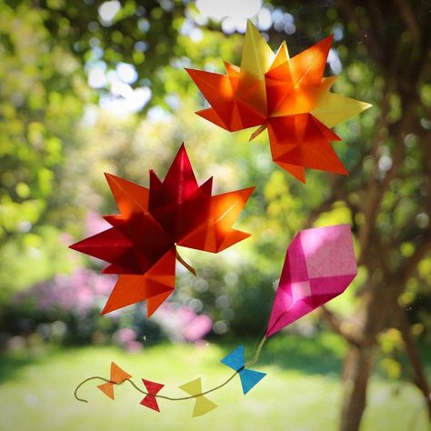 Autumn Leaves Craft, Popular Crafts, Paper Leaves, Apple Prints, Leaf Crafts, Autumn Crafts, Paper Towel Rolls, Paper Folding, Kites