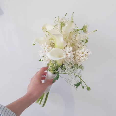 Tiny Bridal Bouquet, Bride Bouquet Small, Prewedding Bouquet, Calla Bouquet, Tiny Bouquet, Simple Wedding Bouquets, Bridal Bouquet Spring, Bridesmaids Bouquet, Bridal Bouquet Flowers