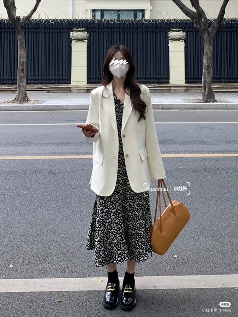 Korea Outfit Spring, Loafers Korean Outfit, Spring In Korea Outfit, Korea Spring Outfit, Jazz Outfits Style Woman, Korean Blazer Outfit, Minimal Outfit Korean, Korean Loafers, Japan Spring Outfit