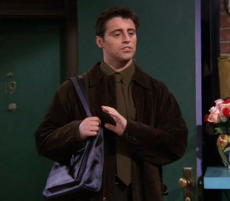 FRIENDS 1999 (S5 E13) "The One With Joey's Bag". Joey Tribbiani Outfits, Joey Outfits, Friends Costumes, Friends Fits, Joey Friends, Friends Outfits, Friend Costumes, Matt Leblanc, Friends Style