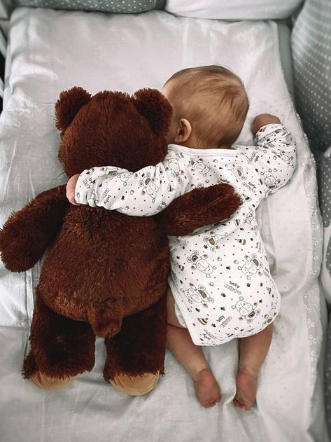 First Time Baby Must Haves, Photo With Teddy Bear, No Face Baby Pictures, Baby Pictures Ideas, Baby Picture Ideas, Newborn Photoshoot Ideas, Baby Photo Ideas, Baby Photoshoot Ideas, Baby Photography Poses