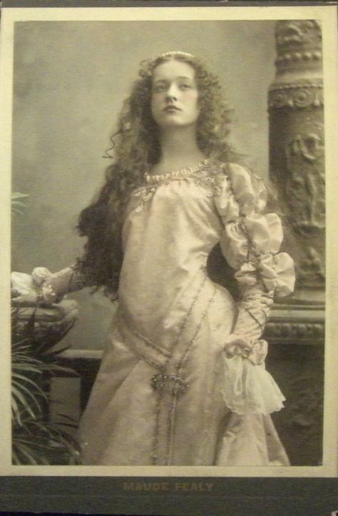 Maude Fealy (1883 – 1971) was an American stage and silent film actress who survived into the talkie era. Named “Most Beautiful Woman in the World” in 1903. 20th Fashion, Maude Fealy, Yennefer Of Vengerberg, Old Photography, Poses References, Photo Vintage, Old Fashion, Vintage Portraits, Silent Film