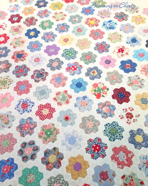 Hexagon Flowers www.bloominginchintz.blogspot.com Hexagon Flower Quilt, Hexagon Flowers, Hexie Quilts Patterns, Hexie Quilts, Grandmothers Flower Garden Quilt, Hexagon Quilt Pattern, Flower Quilt Patterns, Hexagon Patchwork, Flower Garden Quilt