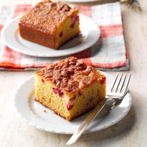 Cranberry (or blueberries, coated with flour) Cornbread Easy Christmas Dinner Menu, Cranberry Cornbread, Cranberry Coffee Cake, Fall Sweets, Cranberry Bread Recipes, Easy Christmas Dinner, Pumpkin Cranberry, Cornbread Muffins, Cranberry Bread