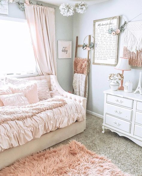 Looking for spring decor inspiration? Check out this beautiful farmhouse! 🌸🌸 @rusticpigdesigns Girls Daybed Room, Girls Daybed, Daybed Room, Pretty View, Big Girl Bedrooms, Toddler Girl Room, Farmhouse Inspiration, Cute Bedroom Ideas, Beautiful Farmhouse