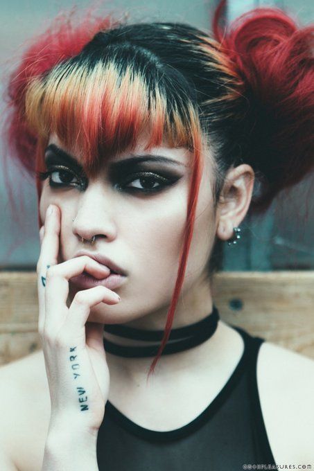 Goth hair Triangle Bangs Goth, V Bangs Goth, Vamp Bangs, Goth Hair, Goth Beauty, Punk Hair, Alternative Hair, Hair Reference, Grunge Hair