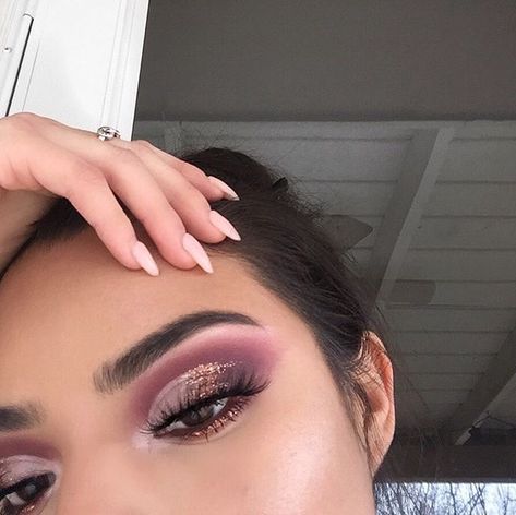 Plum Eyeshadow Looks, Dusty Rose Makeup, Prom Makeup Inspo, Mauve Eyeshadow, Plum Eyeshadow, Ball Makeup, Applying Foundation, Eye Makeup Images, Rose Makeup