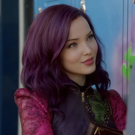 Mal Descendants Aesthetic, Mal Descendants Icon, Maleficent Descendants, Mal Aesthetic, Grunge Eye Makeup, Mal Bertha, Dove Cameron Descendants, Disney Descendants Mal, Descendants Pictures