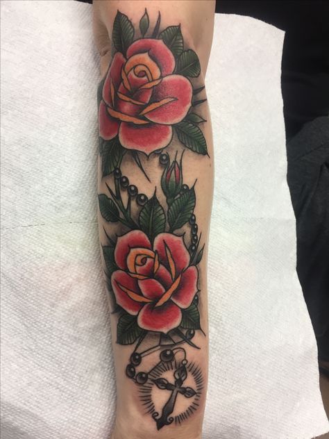 Traditional rose and rosary tattoo. Artist Javi Campos American Traditional Rosary Tattoo, Rosary Tattoo Traditional, Rosé Legs, Coffin Tattoo, Grandma Tattoos, Rosary Tattoo, Garter Tattoo, Ankle Bracelet Tattoo, Key Tattoos