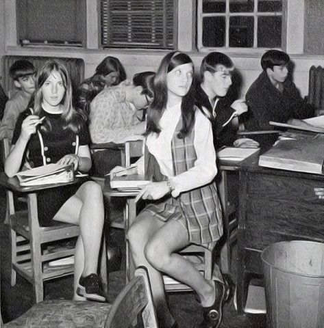 Mini Skirt in School with Male Teacher of the 1970s – vintage everyday Male Teacher, 60s 70s Fashion, Vogue Covers, Vintage School, 1960s Fashion, The Good Old Days, The 1970s, Mode Vintage, Vintage Photographs