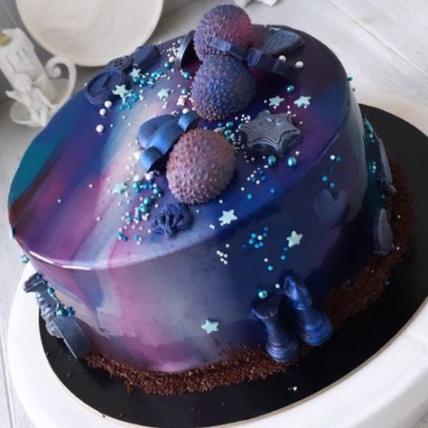 Can we please talk about how this cake is from another galaxy probably? 20 Pictures Of Cakes That Truly Capture The Full Spectrum Of Cake Mastery And Disastery Tort Special, Cake Disasters, Galaxy Desserts, Galaxy Cake, Dessert Aux Fruits, Crazy Cakes, Pretty Birthday Cakes, Cute Birthday Cakes, Cool Birthday Cakes