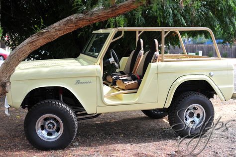 Vintage Ford Bronco Yellow, Cool Vintage Cars, Vintage Bronco Aesthetic, Aesthetic Bronco, Vintage Ford Bronco Aesthetic, 70s Bronco, Retro Bronco, Dream Car Aesthetic, Ford Bronco Aesthetic